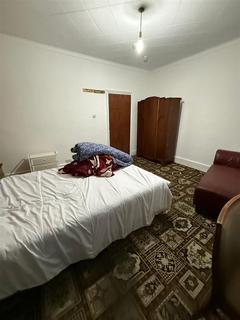 1 bedroom in a house share to rent, Byron Avenue, London