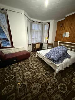 1 bedroom in a house share to rent, Byron Avenue, London