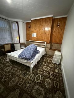 1 bedroom in a house share to rent, Byron Avenue, London