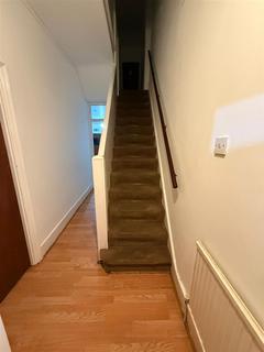 1 bedroom in a house share to rent, Byron Avenue, London