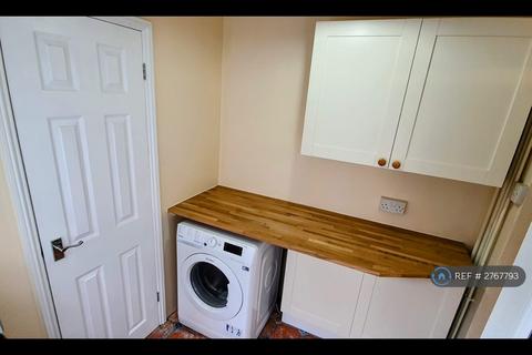 2 bedroom terraced house to rent, Oxford Road, Wokingham, RG41