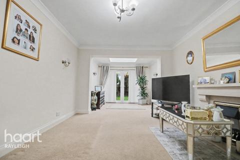 4 bedroom semi-detached house for sale, Chesterfield Crescent, Leigh-On-Sea