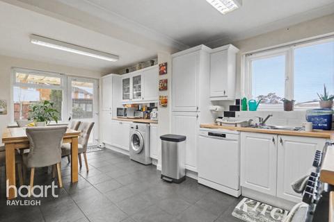 4 bedroom semi-detached house for sale, Chesterfield Crescent, Leigh-On-Sea
