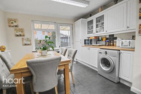 4 bedroom semi-detached house for sale, Chesterfield Crescent, Leigh-On-Sea