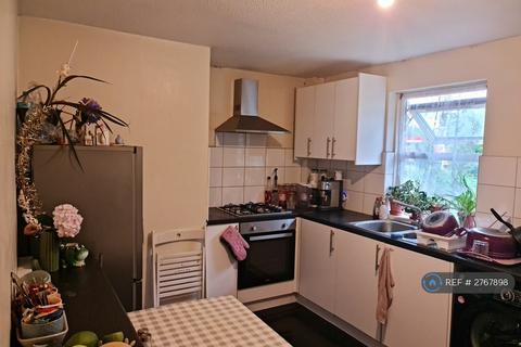 2 bedroom flat to rent, Hope Close, London, SE12