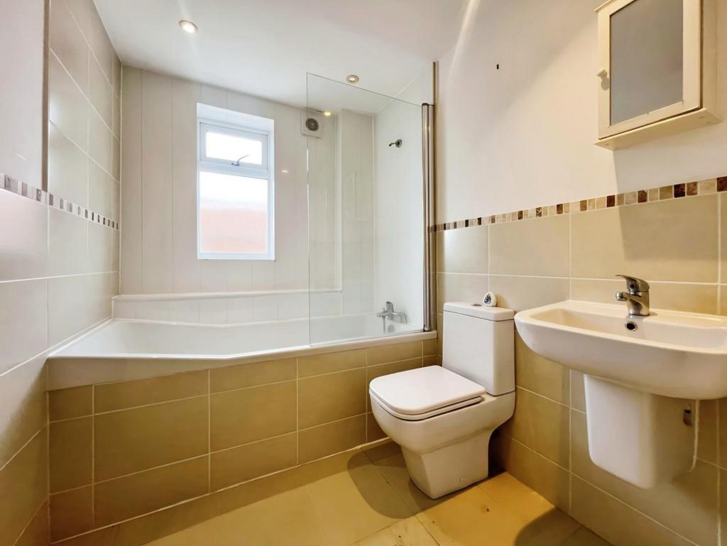 0e0c48af-bathroom 202.jpg