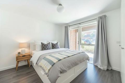 3 bedroom flat for sale, Lensview Close, Harrow, HA1