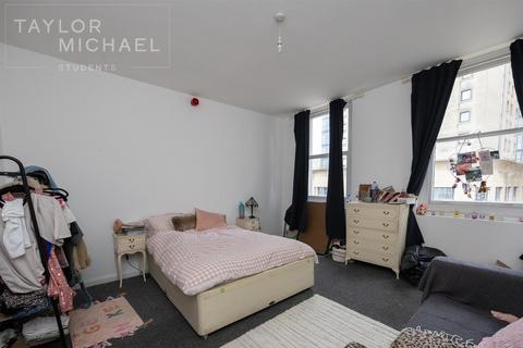 3 bedroom flat to rent, West Street, Brighton