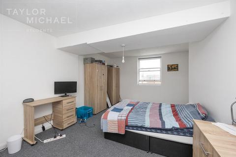 3 bedroom flat to rent, West Street, Brighton