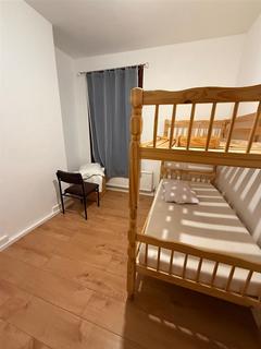 1 bedroom in a house share to rent, Byron Avenue, London