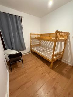 1 bedroom in a house share to rent, Byron Avenue, London