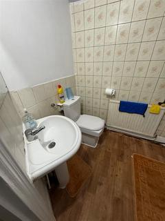 1 bedroom in a house share to rent, Byron Avenue, London