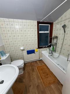 1 bedroom in a house share to rent, Byron Avenue, London