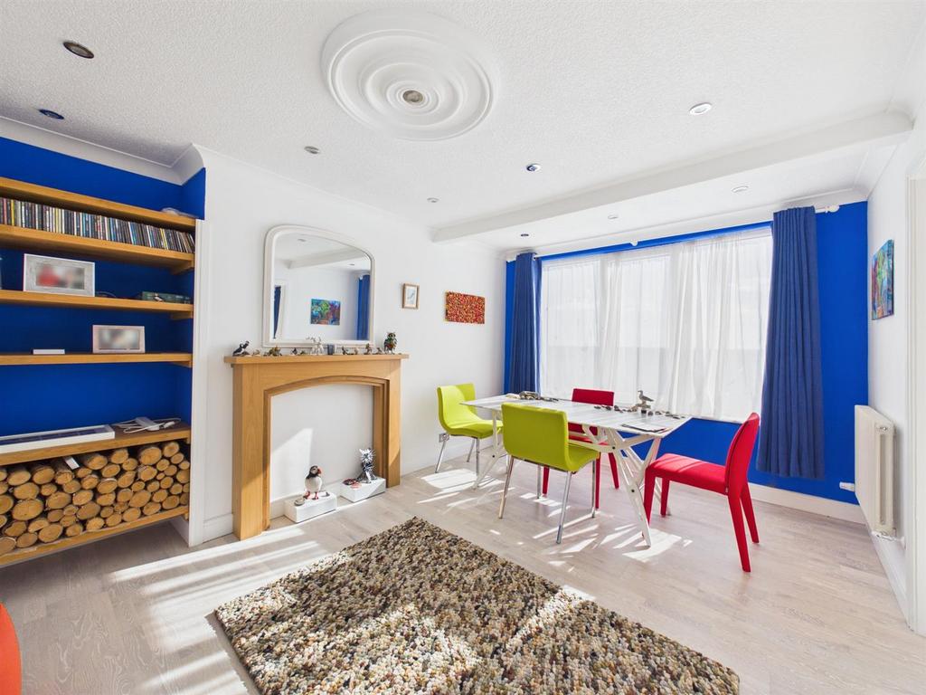 Dining room: