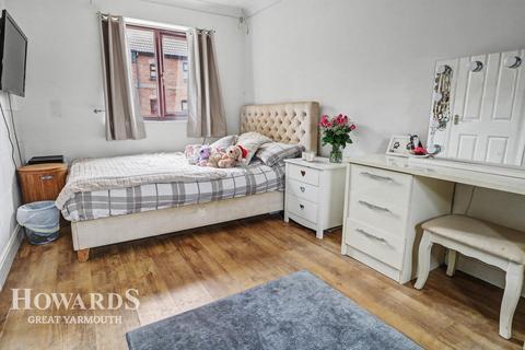 3 bedroom terraced house for sale, Thames Way, Caister-on-Sea