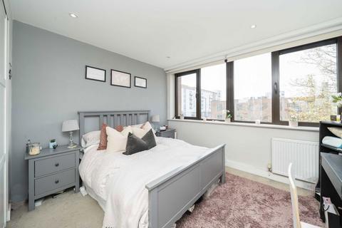 2 bedroom flat for sale, Streatham High Road, London SW16