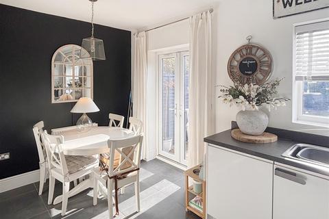 3 bedroom semi-detached house for sale, Honeysuckle Lane, Wellesbourne