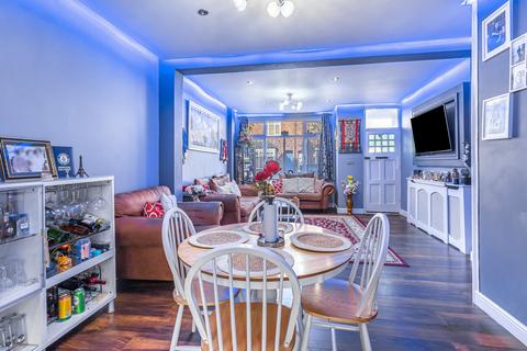 3 bedroom terraced house for sale, Pulleyns Avenue, London E6