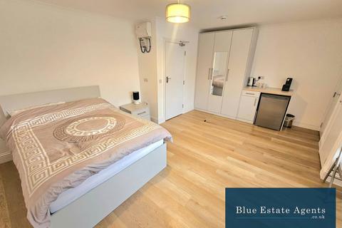 1 bedroom house of multiple occupation to rent, Bath Road, Hounslow, TW4
