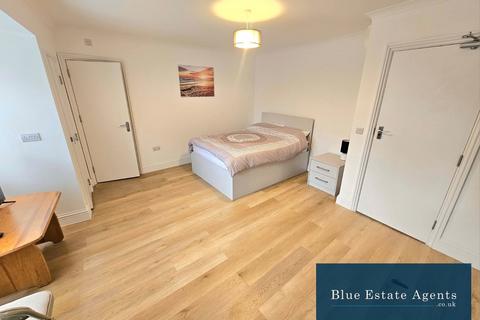 1 bedroom house of multiple occupation to rent, Bath Road, Hounslow, TW4