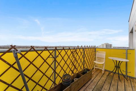 2 bedroom flat to rent, Finchley Road, London NW11
