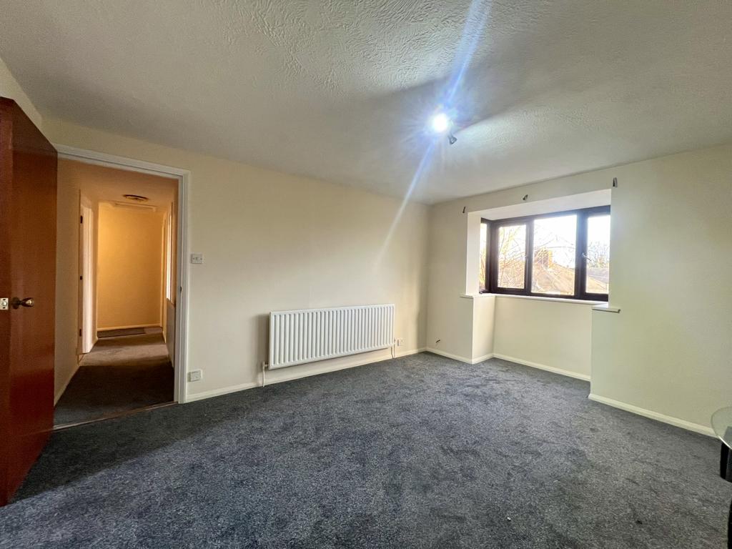 To Let – 2 Bedroom Top Floor Flat, Birchwood Cl