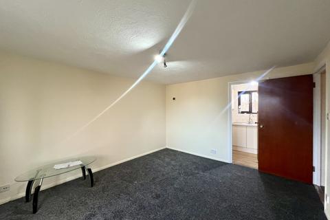 2 bedroom flat to rent, Birchwood Close, SM4