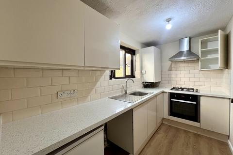 2 bedroom flat to rent, Birchwood Close, SM4