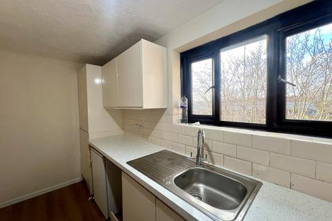 2 bedroom flat to rent, Birchwood Close, SM4
