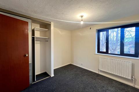 2 bedroom flat to rent, Birchwood Close, SM4