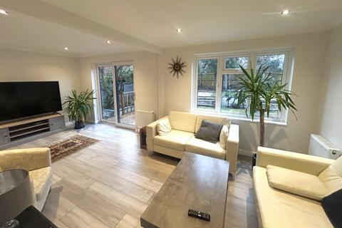 4 bedroom terraced house to rent, Jersey Close, Guildford GU4