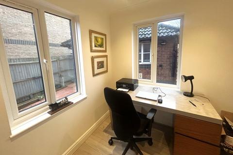 4 bedroom terraced house to rent, Jersey Close, Guildford GU4