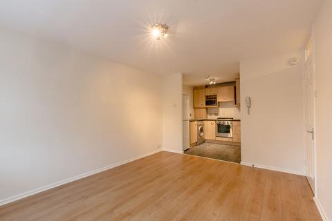 1 bedroom flat to rent, Centre Court, Oakleigh Road North