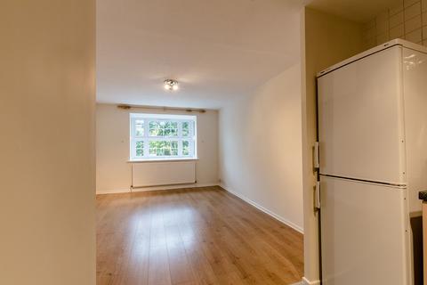 1 bedroom flat to rent, Centre Court, Oakleigh Road North