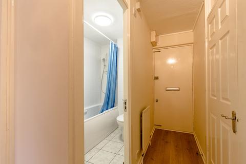 1 bedroom flat to rent, Centre Court, Oakleigh Road North