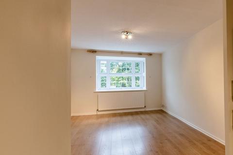 1 bedroom flat to rent, Centre Court, Oakleigh Road North
