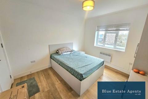 1 bedroom house of multiple occupation to rent, Bath Road, Hounslow, TW4