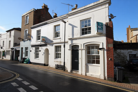 2 bedroom flat to rent, Castle Street, Ryde