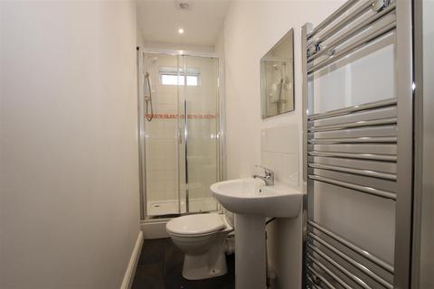 2 bedroom flat to rent, Castle Street, Ryde