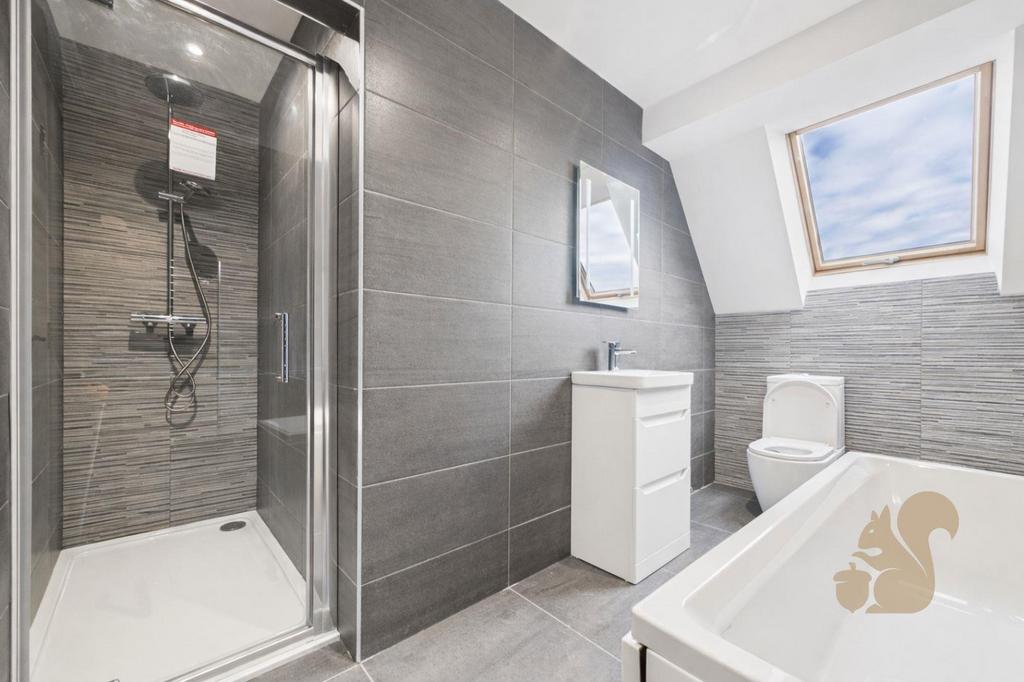 8 Kingsland - Bathroom.jpg