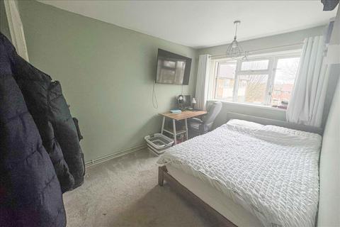 3 bedroom flat for sale, Main Street, Hanworth, Middlesex, TW13