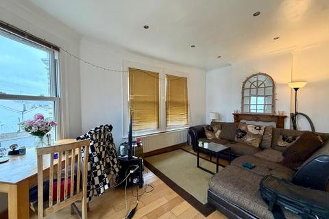3 bedroom maisonette to rent, London SW11