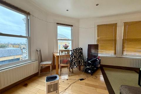 3 bedroom maisonette to rent, London SW11