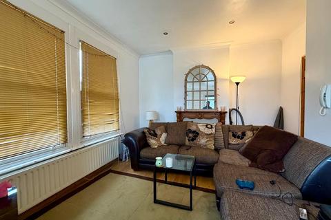 3 bedroom maisonette to rent, London SW11
