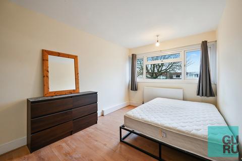 4 bedroom terraced house to rent, Savill Garden, London, SW20
