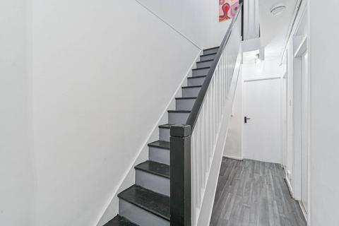 3 bedroom maisonette to rent, Challice Way, Tulse Hill, London, SW2