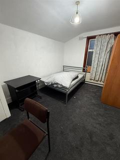 1 bedroom in a house share to rent, Byron Avenue, London
