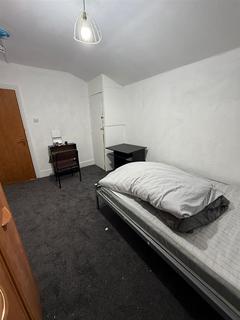 1 bedroom in a house share to rent, Byron Avenue, London