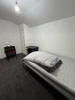 1 bedroom in a house share to rent, Byron Avenue, London