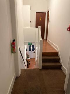 1 bedroom in a house share to rent, Byron Avenue, London